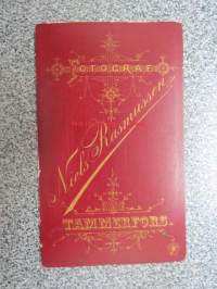 Tampereen Saara, Atelier Niels Rasmussen -visiittikorttivalokuva