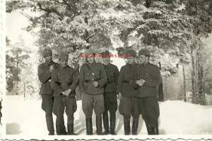 Sota-ajan sotilaita talvisessa maisemassa  - valokuva 6x9 cm