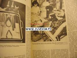 Kotiliesi 1967 nr 3 helmikuu. Neuleohjeita vauvalle , keskiaukeamalla värikuvat. Emäntä Enni Viitanen Myllykoski , kuva ja artikkeli. Hyvinpukeutuva nainen ,