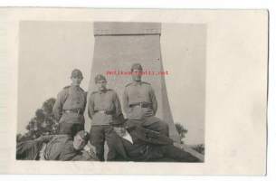 Siviili ja 4 sotilasta   - valokuva 9x13 cm