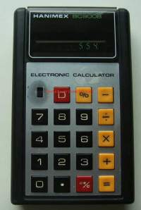 Hanimex BC900B Electronic Calculator vuodelta 1975 alkuperäisessä kotelossa, toimii  neljällä AA-paristolla ( ei kuulu toimitukseen) - taskulaskin 14x9x2,5 cm