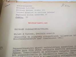Sotakorkeakoulu 1960-luvun alkupuolen kurssimateriaalia noin 20 kansiollista - Kapteeni Mäki