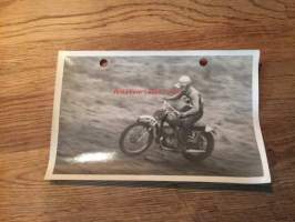 Vanhoja moottoripyöriä kilpailussa - ylämäkeen - valokuva