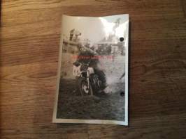 Vanhoja moottoripyöriä kilpailussa - syvällä mudassa - valokuva