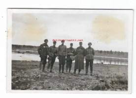 Sotilaita Syvärin rannalla 1942  - valokuva 6x9 cm