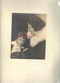 Äiti ja tytär 1934  - valokuva   kova pohja  A4 koko