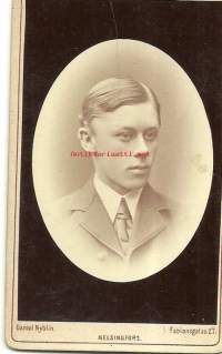 Nuori herra - visiittikuva ateljeekuva  / Carl Petter Daniel Dyrendahl Nyblin (30. kesäkuuta 1856 Drammen, Norja &amp;#8211; 19. heinäkuuta 1923 Helsinki) oli