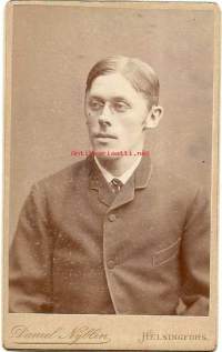 Herra - visiittikuva ateljeekuva  / Carl Petter Daniel Dyrendahl Nyblin (30. kesäkuuta 1856 Drammen, Norja &amp;#8211; 19. heinäkuuta 1923 Helsinki) oli