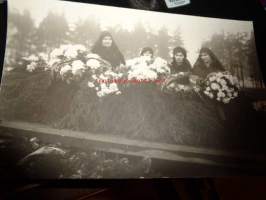 Valokuva hautajaiset 4 naista haudalla
