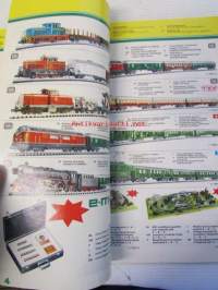 Minitrix 1973-74 takakannessa on 4 postikorttia ja erillinen hinnasto -pienoismallikuvasto