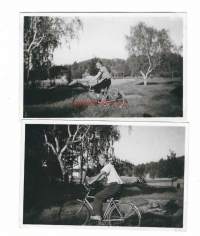Pyöräilemässä 1950 - valokuva 6x9 cm 2 kpl