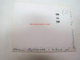 Helmi Björkroth i köket på Hästudden 2.7.1964 -valokuva
