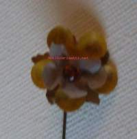 Vappukukka  1938  - neulamerkki  rintamerkki  kuttaperkka/pahvi -  Maitopisarayhdistys Vappukukka on pieni muovinen tai pahvinen rintamerkki, joita myydään