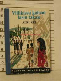 Villikissa katsoo lasin takaa