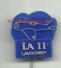 LA 11 Lavochkin  neulamerkki  muovia -  rintamerkki