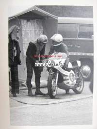 Jarno &quot;paroni&quot; Saarinen maailmanmestari 1972 -postikortti 1972 Salzburg 350 cc, Soili &amp; Jarno