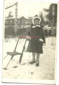 Maire ja potkukelkka 1924 - valokuva 6x9 cm