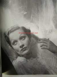 The Amazing Blonde - Dietrich&#039;s Own Style