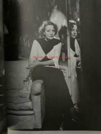 The Amazing Blonde - Dietrich&#039;s Own Style
