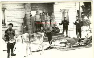 Hiihtoretkelle lähdössä  / Lapin hangilla 1950/1960-luvuilla - valokuva 12x18 cm