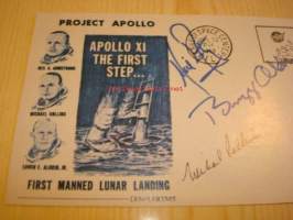 Apollo XI 1969 USA ensipäiväkortti FDC kortissa on painettu (ei käsinkirjoitettu) nimikirjoitukset ja postimerkki, kortti on vuodelta 1974