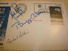 Apollo XI 1969 USA ensipäiväkortti FDC kortissa on painettu (ei käsinkirjoitettu) nimikirjoitukset ja postimerkki, kortti on vuodelta 1974