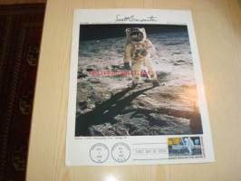 Alkuperäinen NASA valokuva kuuhunlaskeutumisesta vuodelta 1969 astronautti Scott Carpenterin nimikirjoituksella ja First Man on the Moon postimerkki