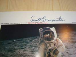 Alkuperäinen NASA valokuva kuuhunlaskeutumisesta vuodelta 1969 astronautti Scott Carpenterin nimikirjoituksella ja First Man on the Moon postimerkki
