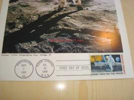 Alkuperäinen NASA valokuva kuuhunlaskeutumisesta vuodelta 1969 astronautti Scott Carpenterin nimikirjoituksella ja First Man on the Moon postimerkki