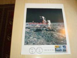 Alkuperäinen NASA valokuva kuuhunlaskeutumisesta vuodelta 1969 astronautti Scott Carpenterin nimikirjoituksella ja First Man on the Moon postimerkki