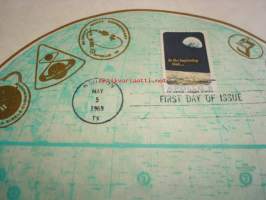 Moon Landing Sites kuuhun laskeutumiskohtien kartta 1969 USA ensipäiväleimalla ja Apollo 8 postimerkillä, John F. Kennedyn kuva, paperi on kuin