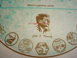 Moon Landing Sites kuuhun laskeutumiskohtien kartta 1969 USA ensipäiväleimalla ja Apollo 8 postimerkillä, John F. Kennedyn kuva, paperi on kuin
