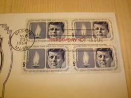 Presidentti John F. Kennedy 1964 USA ensipäiväkuori neljällä postimerkillä, harvinaisempi versio