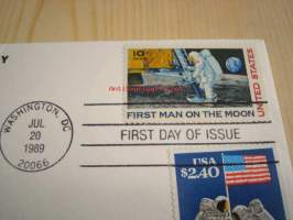 Apollo 11 Moon Landing 1969-1989 USA ensipäiväkuori FDC vuoden 1969 First Man on the Moon postimerkki ja vuoden 1989 20th Anniversary 2.40 Dollarin postimerkki.