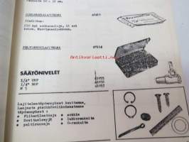 Autotarvikkeita - Tarvikekeskus Oy -kansiollinen erilaisia autorvikeluetteloita