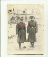 Neuvostosotilaat kasarmin edessä Neuvostoliitto 1950-luku  tekstiä takana - valokuva   8x11 cm