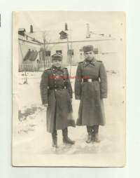 Kasarmimme eessä Neuvostoliitto, neuvostosotilaat 1950-luku   - valokuva   8x11 cm