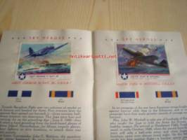 WWII, 2. maailmansota, Sky Heroes Stamp Album, painettu vuonna 1944, USA, alkuperäinen, täysi elikkä kaikki keräilykuvat liimattuina paikoilleen, sisältää 20