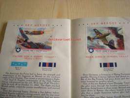 WWII, 2. maailmansota, Sky Heroes Stamp Album, painettu vuonna 1944, USA, alkuperäinen, täysi elikkä kaikki keräilykuvat liimattuina paikoilleen, sisältää 20