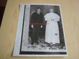 YK:n pääsihteeri Dag Hammarskjöld ja Paavi Pius XII, alkuperäinen lehdistövalokuva vuodelta 1956. Koko noin 18 cm x 23 cm.