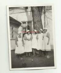 Valkoiset puhtaat esiliinat  1940 -luku - valokuva 6x9 cm