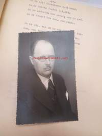 Axel E. Öhman - Dikter, finlandssvenska prosa av en amatör -suomenruotsalaisen harrasterunoilijan kirjaksi sidottu kokoelmaksi vuodelta 1935, mukana myös runoja