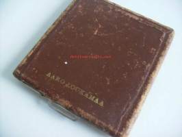 Radiotukku Oy &quot;  Haluamme esitellä mielyttävän asiakkaamme &quot; mainos peili - vanha mainoslahja nahkakotelo 8x8x0,5 cm