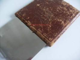Radiotukku Oy &quot;  Haluamme esitellä mielyttävän asiakkaamme &quot; mainos peili - vanha mainoslahja nahkakotelo 8x8x0,5 cm