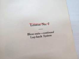 Haywood´s Tire Surgery - Complete course in tire repairing -autoilun alkuaikojen voimakkaan kasvun aikana tarvittiin myös rengaskorjaamoja ja -korjaajia,