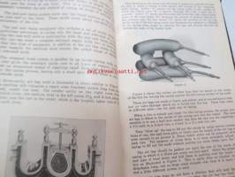 Haywood´s Tire Surgery - Complete course in tire repairing -autoilun alkuaikojen voimakkaan kasvun aikana tarvittiin myös rengaskorjaamoja ja -korjaajia,