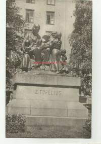 Z. Topeliuksen patsas Helsinki  - paikkakuntapostikortti postikortti kulkenut 1950