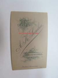 Puffattu, Atelier A.K. Saxelin, Helsingfors -visiittikorttivalokuva -visit card photograph