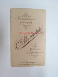 Halo-Hanna, Atelier C.P. Dyrendahl, Helsingfors -visiittikorttivalokuva -visit card photograph