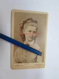Viktoria Wahlström, Tukholma / Stockholm, Atelier August Roesler -visiittikorttivalokuva -visit card photograph